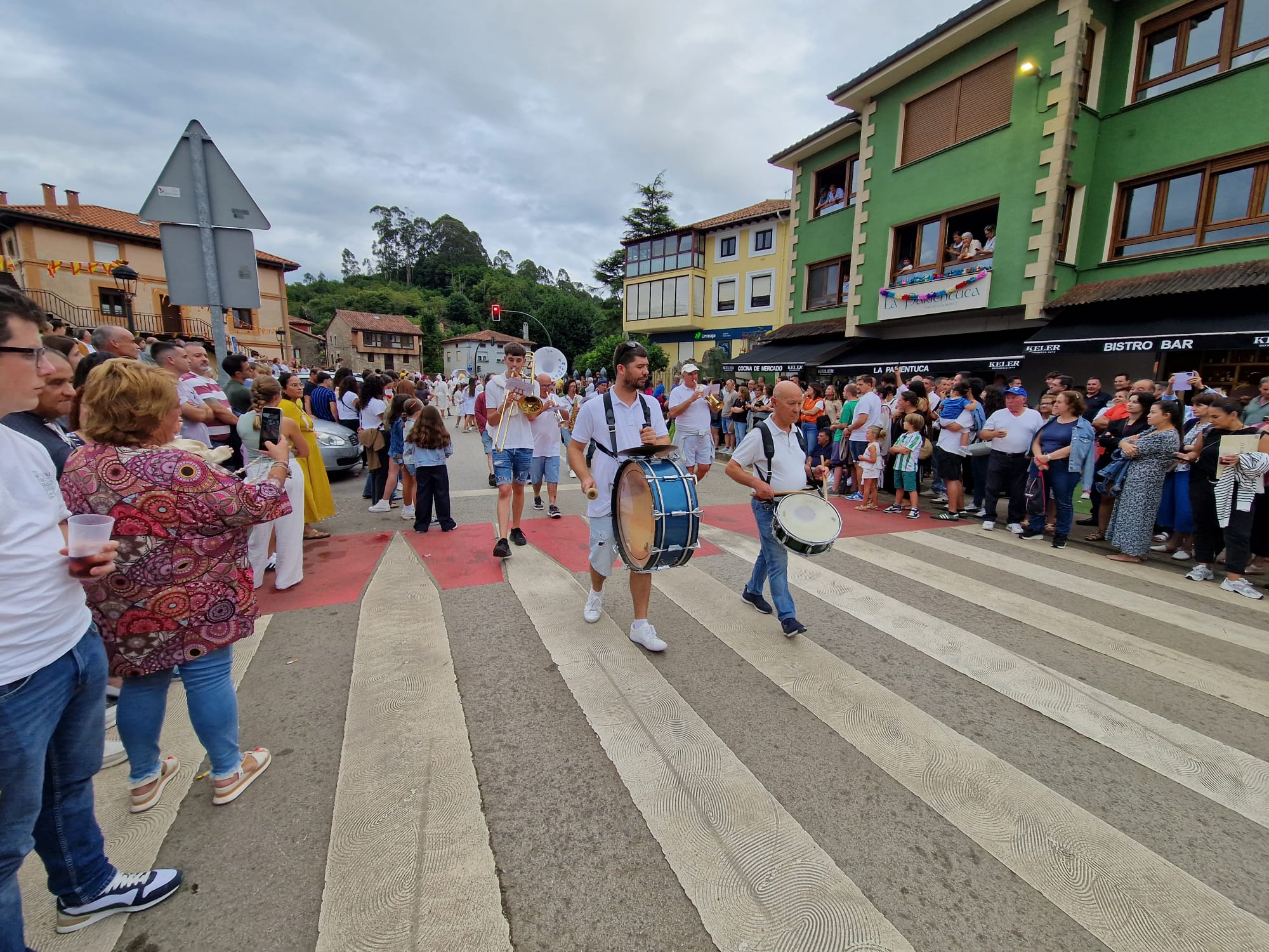El desfile de carrozas de Novales, en imágenes. Una jornada de humor y diversión para vecinos y visitantes.