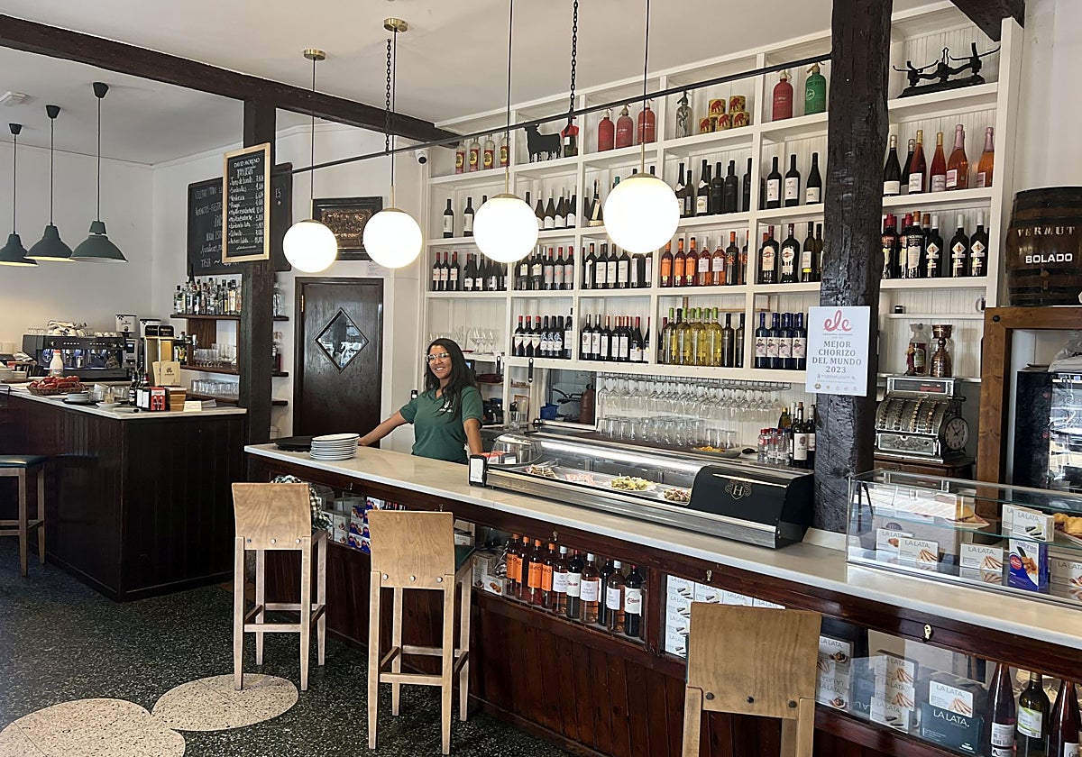 Barra del bar, que delata el encanto del establecimiento, que nació como tienda de ultramarinos.
