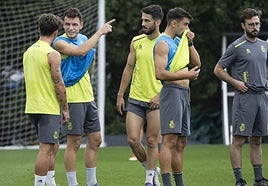 Íñigo Vicente señala a Andrés, que como Villalibre suma tres goles en las dos primeras jornadas.