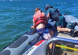 Imagen del momento en el que la Guardia Civil rescata a uno de los jóvenes.