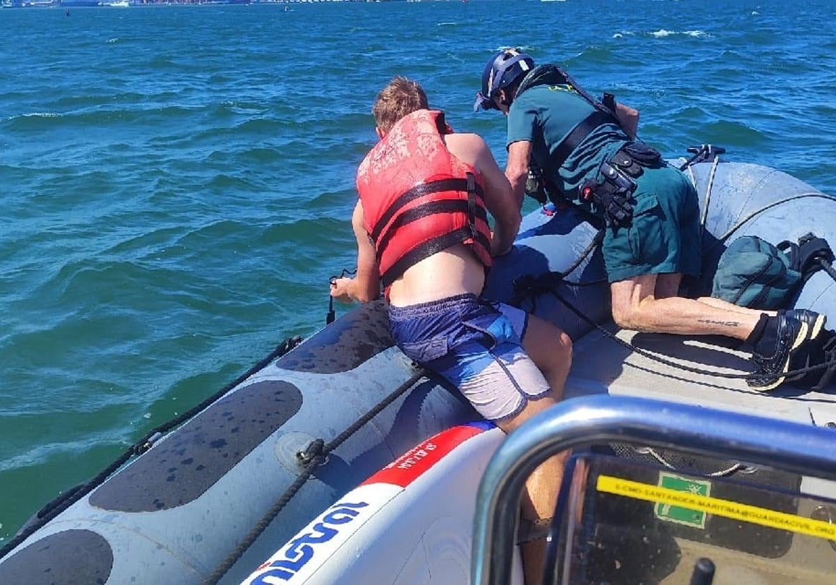 Imagen del momento en el que la Guardia Civil rescata a uno de los jóvenes.