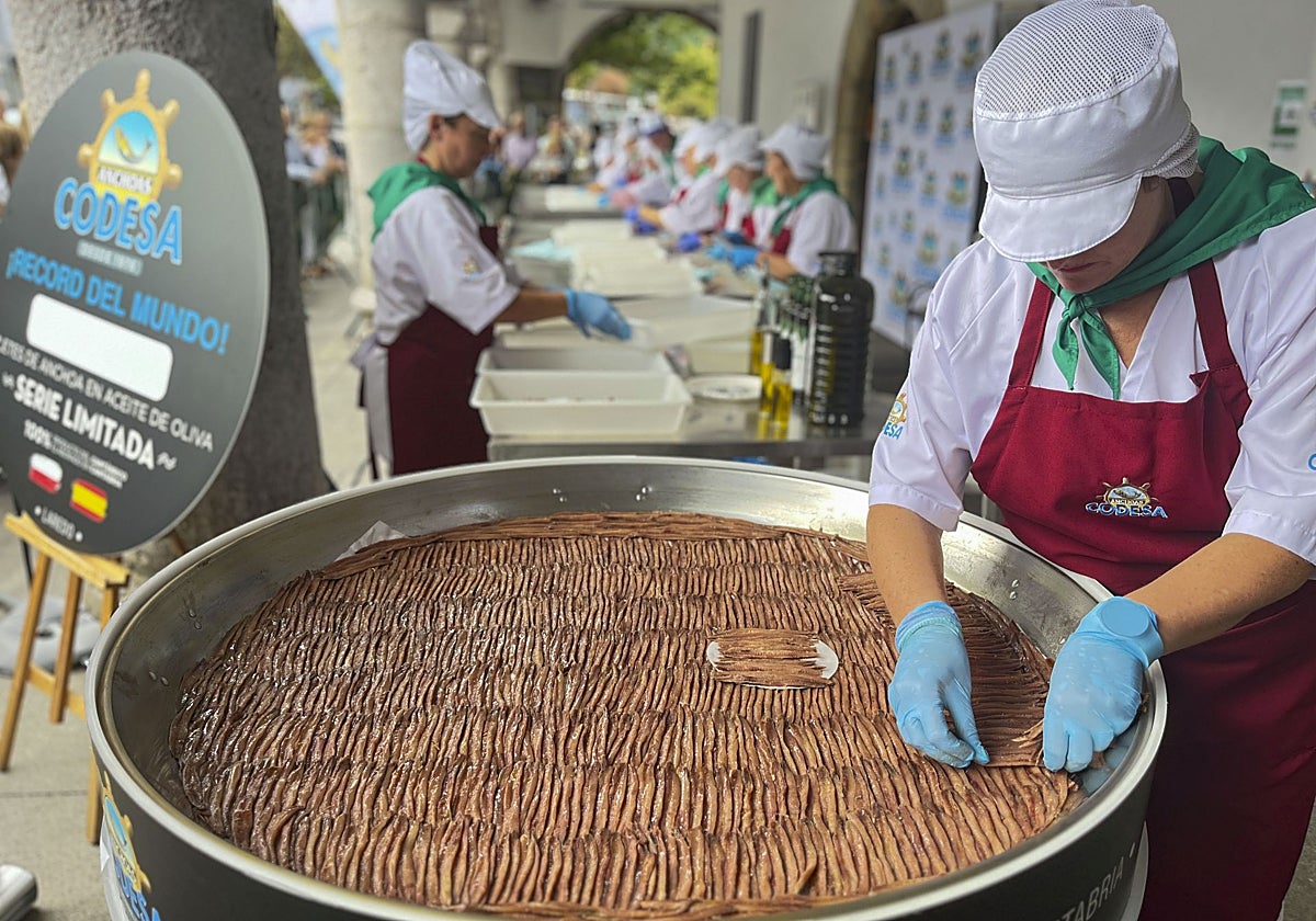 Una de las profesionales encargadas de confeccionar la enorme pandereta, en plena faena.