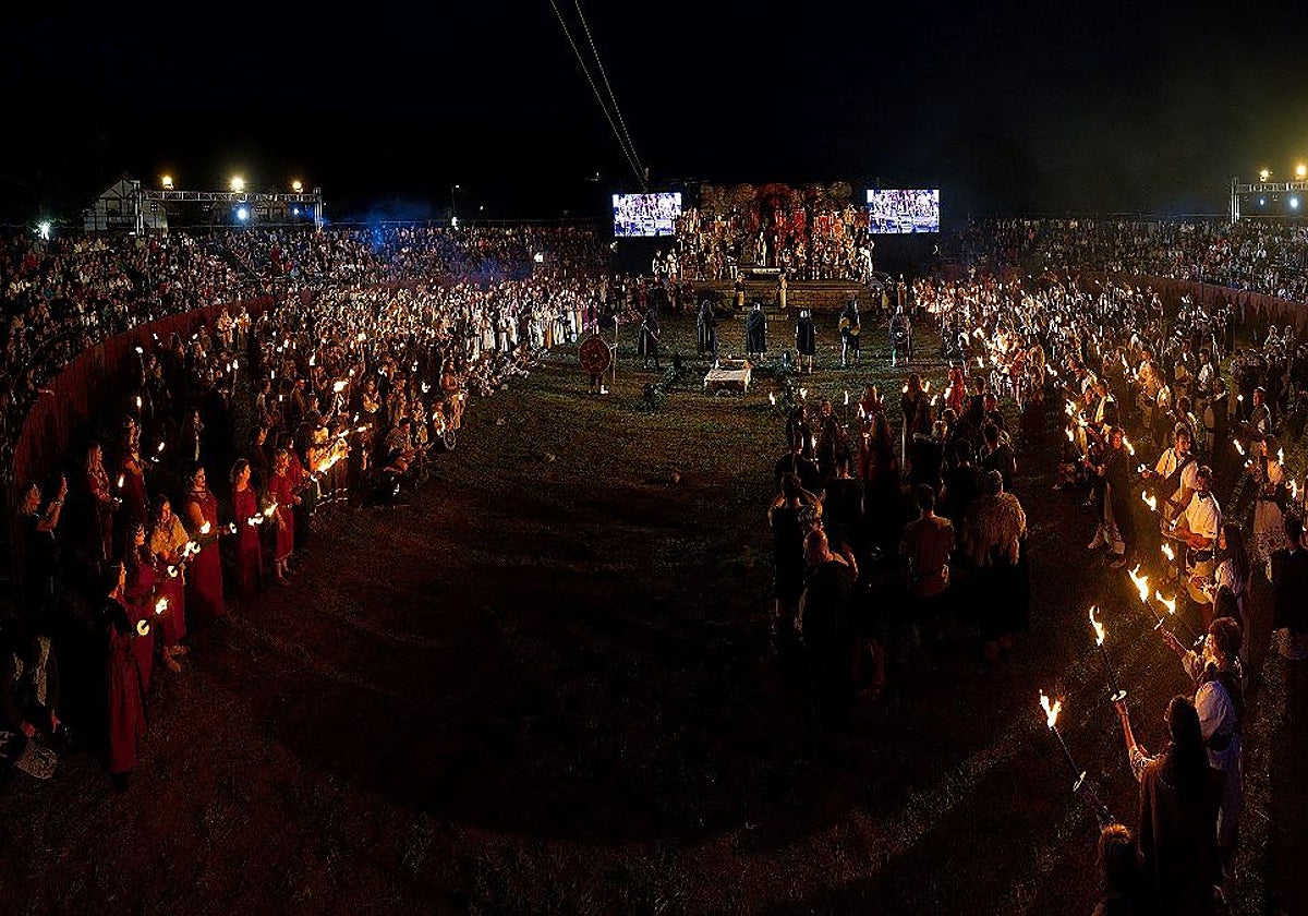 Marcha de las Antorchas en el Día Cántabro.