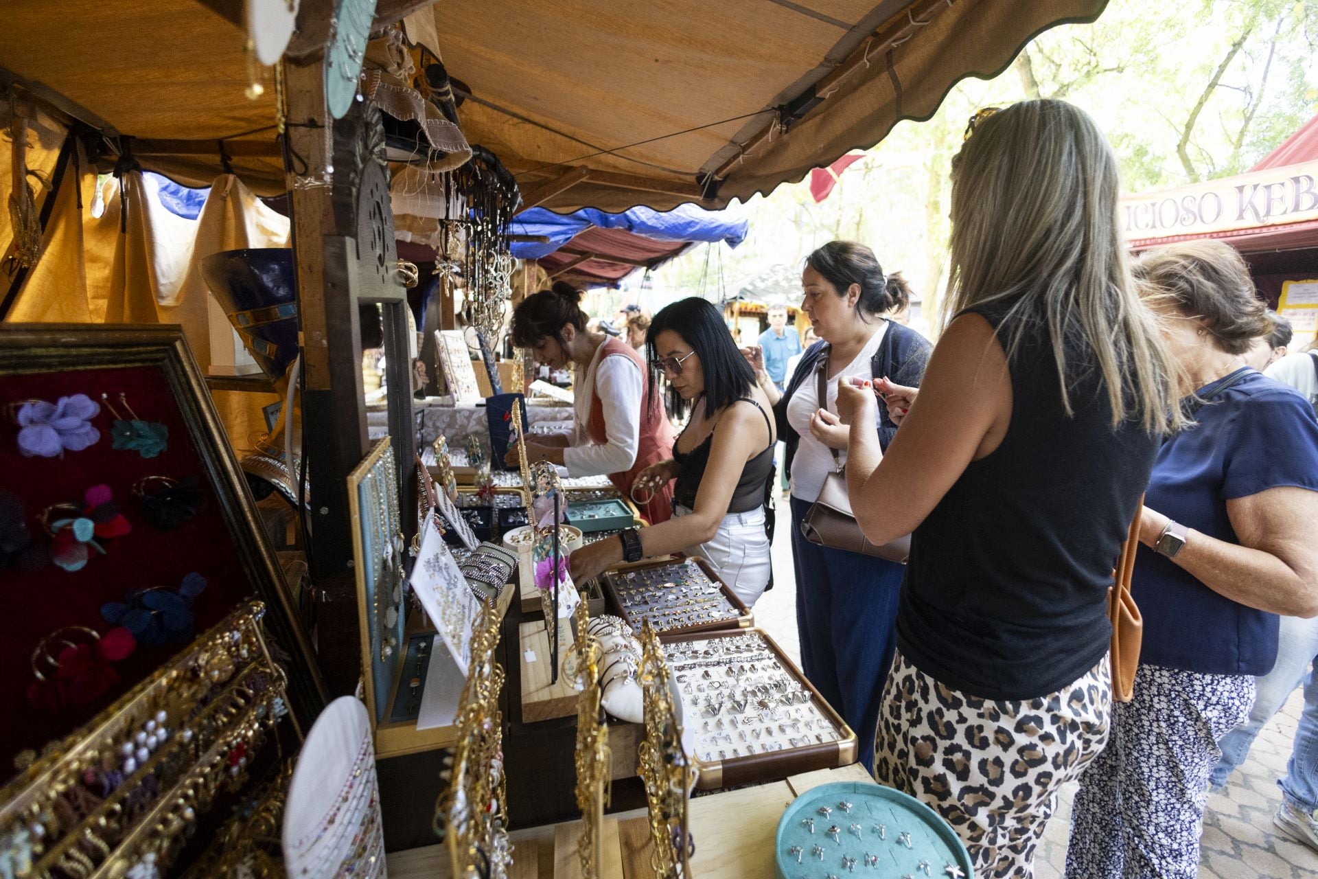 Los puestos de bisutería resultan de lo más atractivos para los curiosos. 