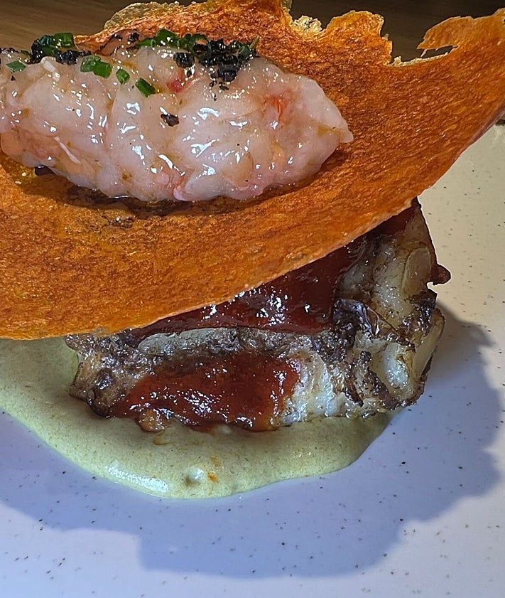 Imagen secundaria 2 - Arroz frito, causa con pulpo y panceta glaseada.