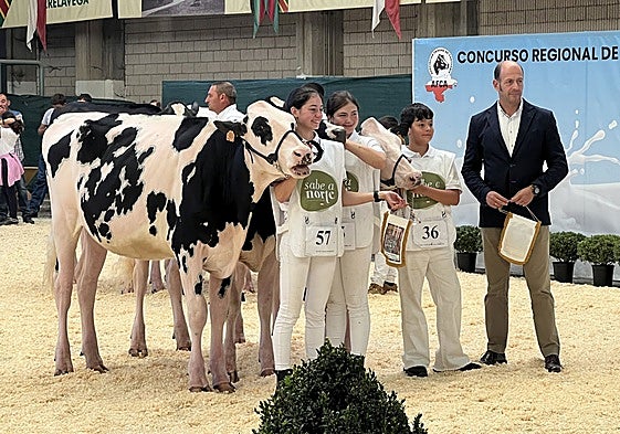 Fernando Ruiz, gerente de AFCA, se dispone a entregar unos premios a jóvenes manejadores.