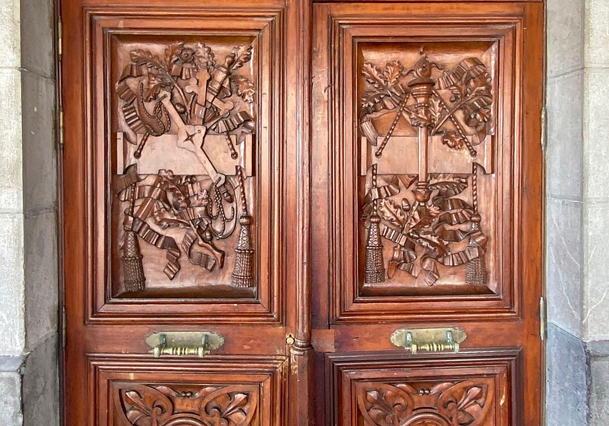 Puertas de la Casa Consistorial de Castro Urdiales.