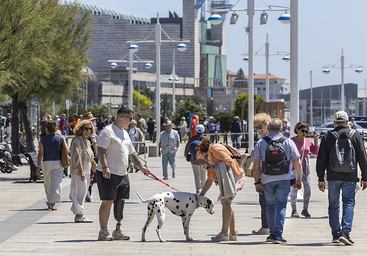 Un grupo de veraneantes pasean por la zona de Puertochico de Santander.
