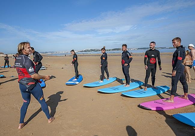 El surf es un foco de atracción de visitantes en Somo y Loredo.