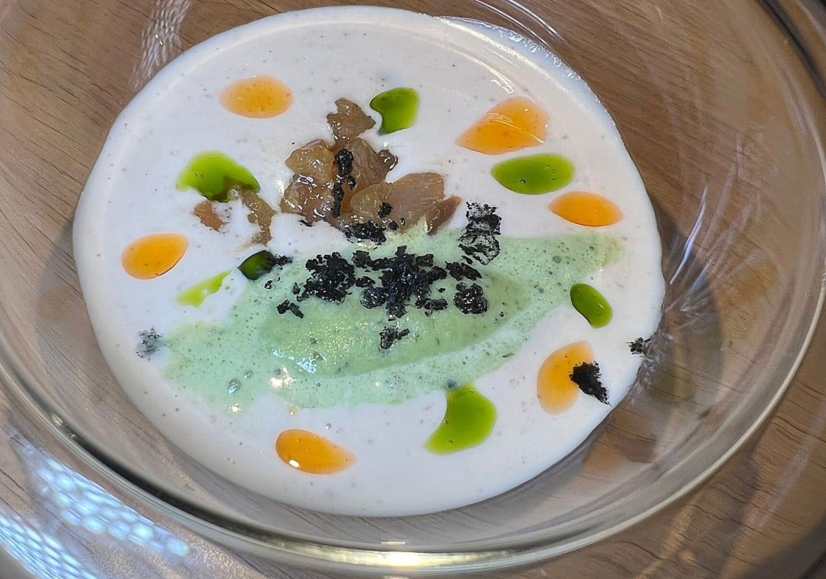 Imagen principal - Tartar de bonito y ajoblanco, rodaballo a la brasa y fresas de Galizano con espuma de mascarpone. 