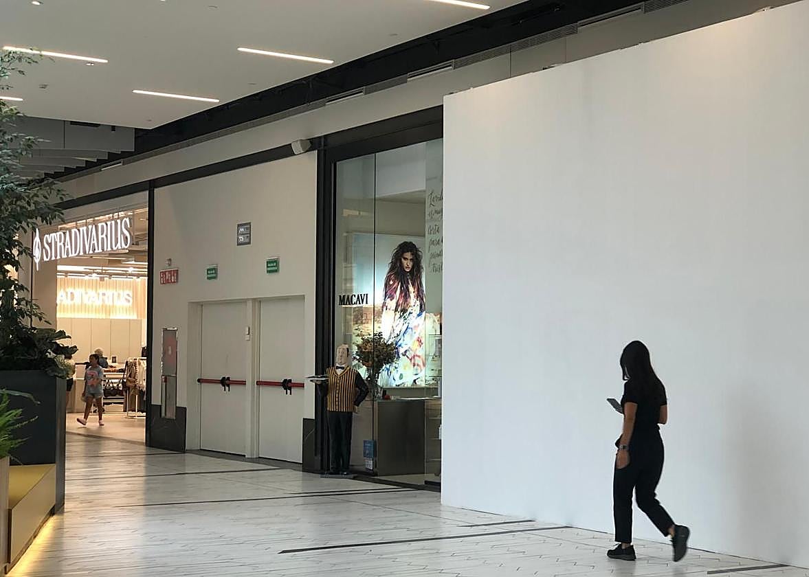 A la derecha de la imagen, el local cerrado que ocupó Zara Home en Valle Real y que se dividirá a partir de ahora en dos tiendas.