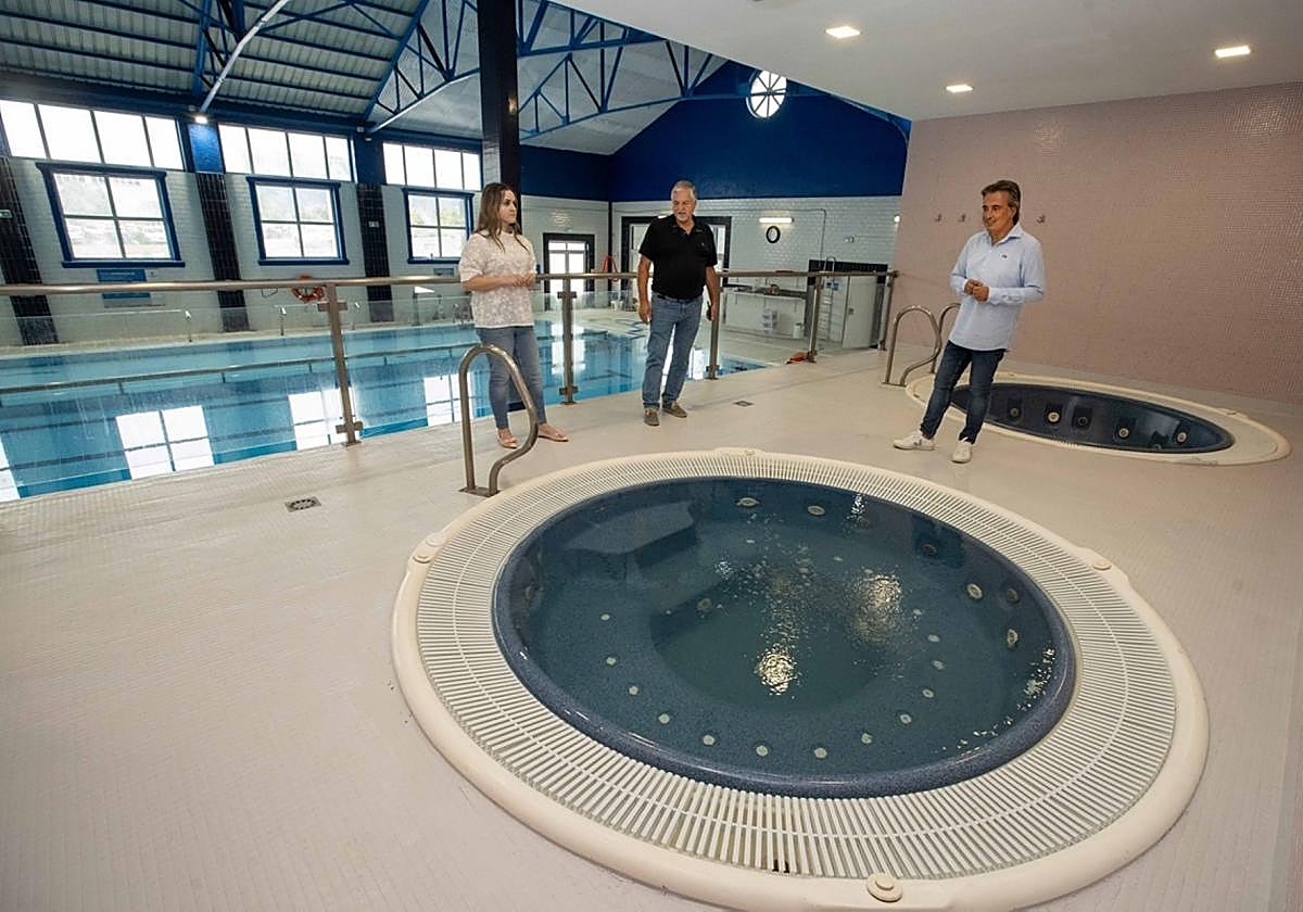 El alcalde y dos de sus concejales visitan las instalaciones recién renovadas.