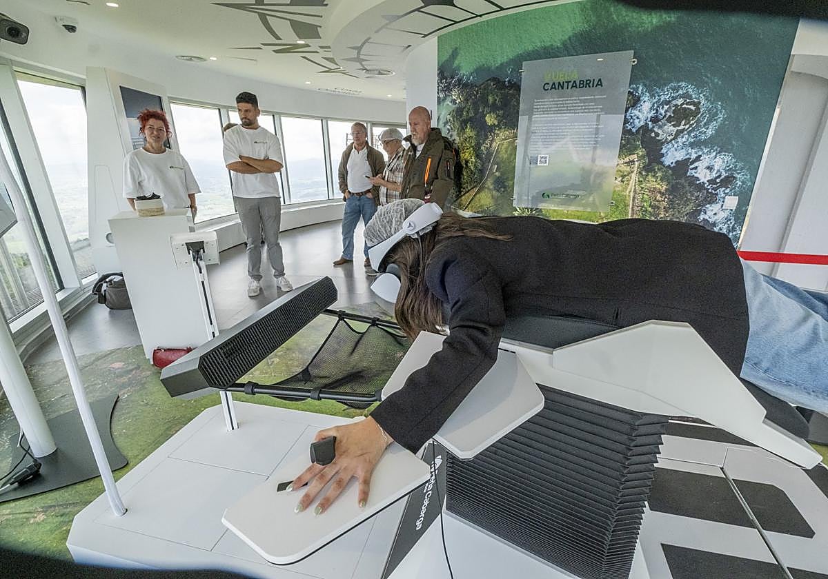 'Birdly', simulador de última generación que permite sobrevolar Cantabria como un ave.