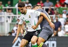 Andrés Martín trata de proteger el balón ante un jugador del Ceuta, ayer en El Sardinero.