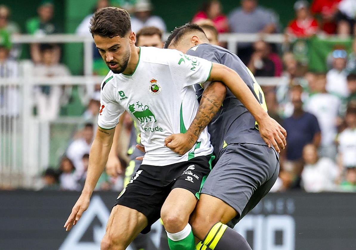 Andrés Martín trata de proteger el balón ante un jugador del Ceuta, ayer en El Sardinero.