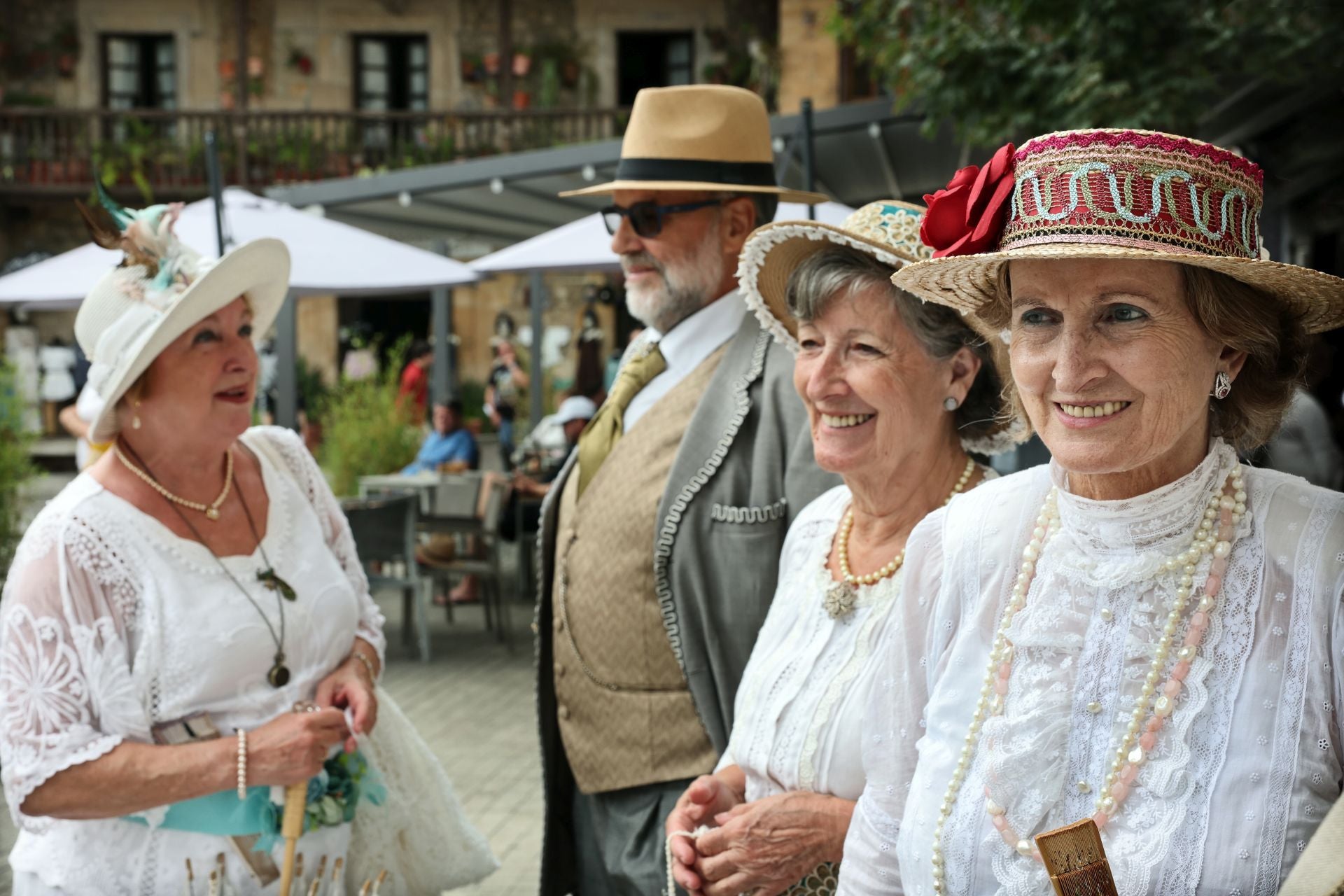 Las mujeres y los hombres que han desfilado por las calles de Comillas, sonrientes el Día del Indiano