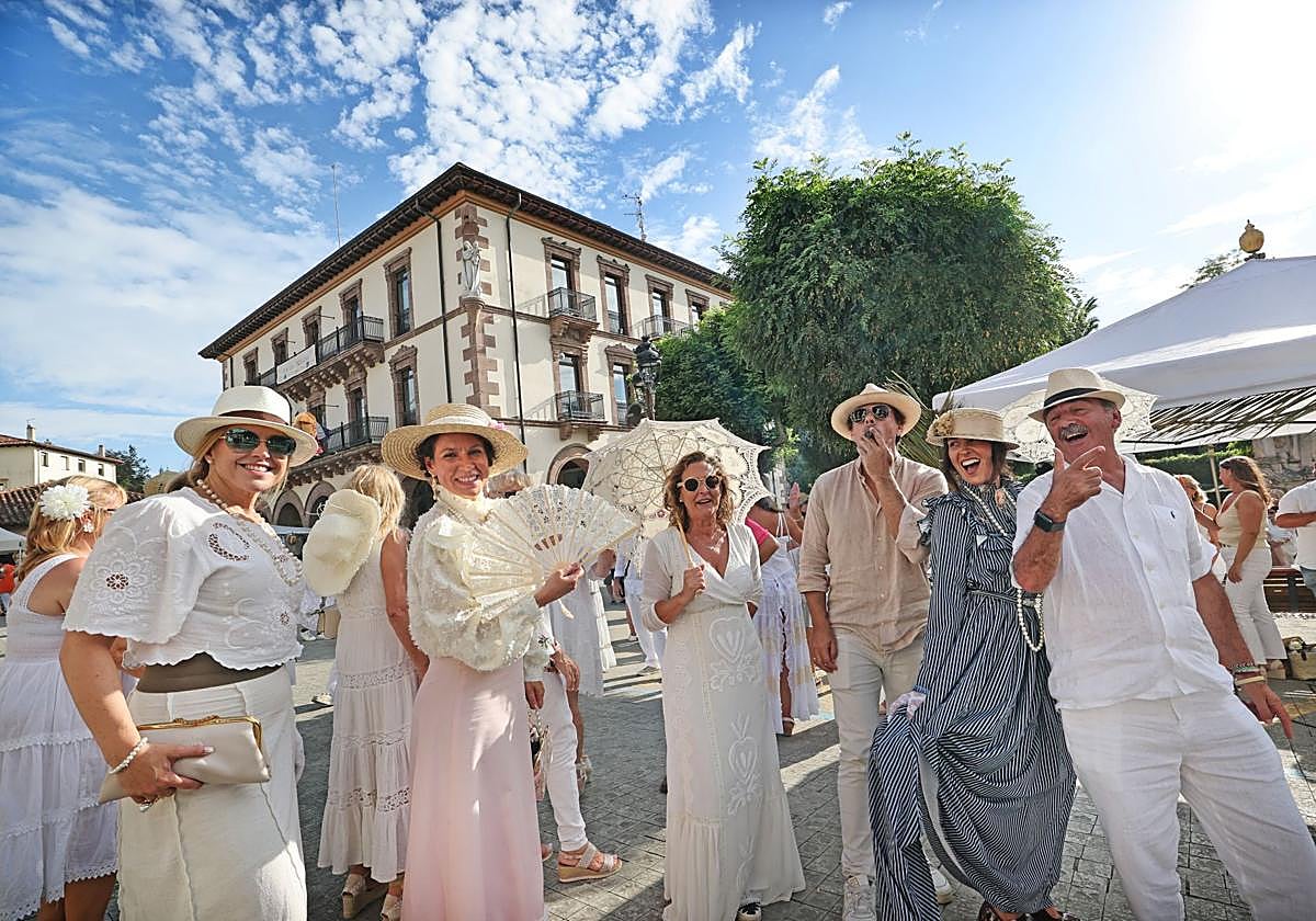 Comillas se viste de blanco para celebrar el Día del Indiano