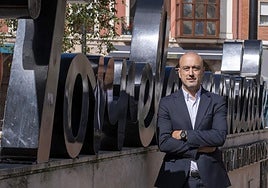 El alcalde de Torrelavega, Javier López Estrada, posa el pasado jueves junto al logotipo de la ciudad, en la plaza Baldomero Iglesias.