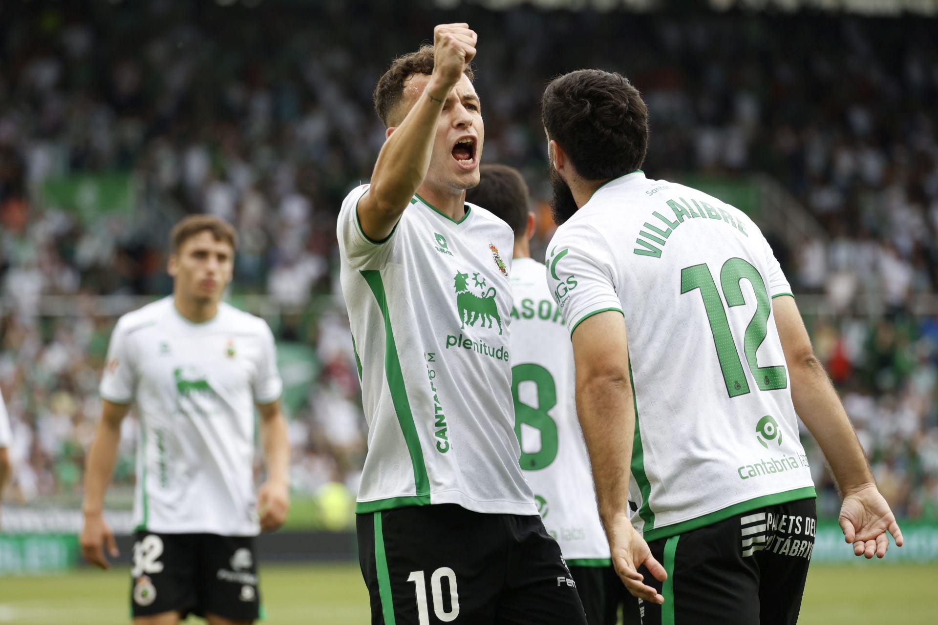 Íñigo Vicente celebra con Villalibre el gol del Búfalo. El de Derio le dio la asistencia