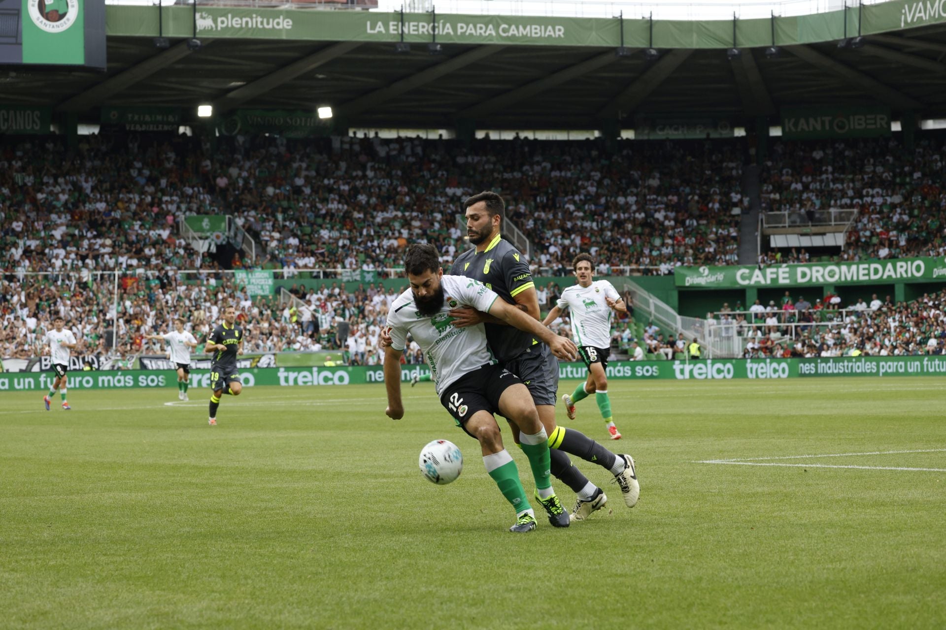 Villalibre pugna con un jugador del Ceuta
