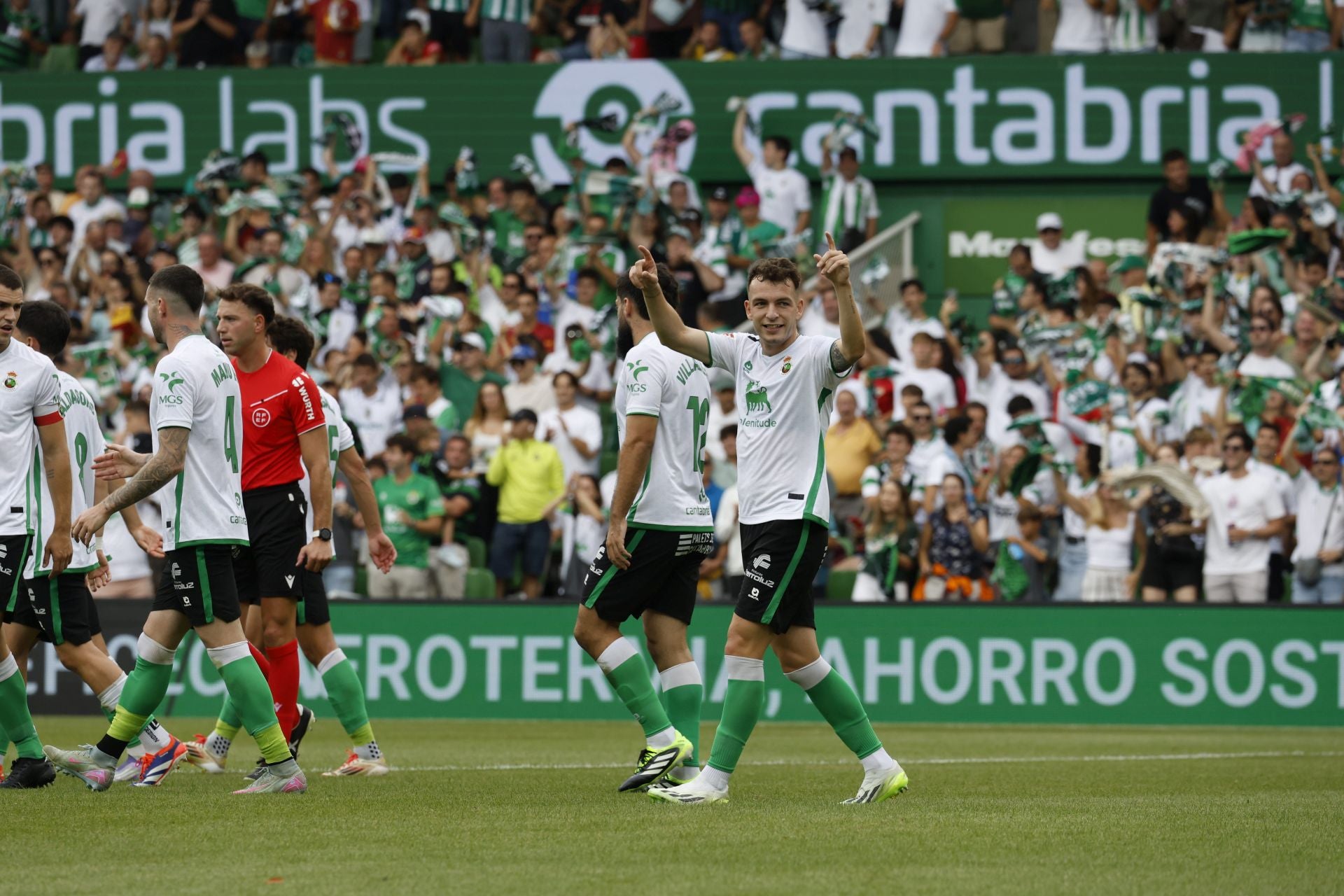 Vicente alza las manos para celebrar su tanto