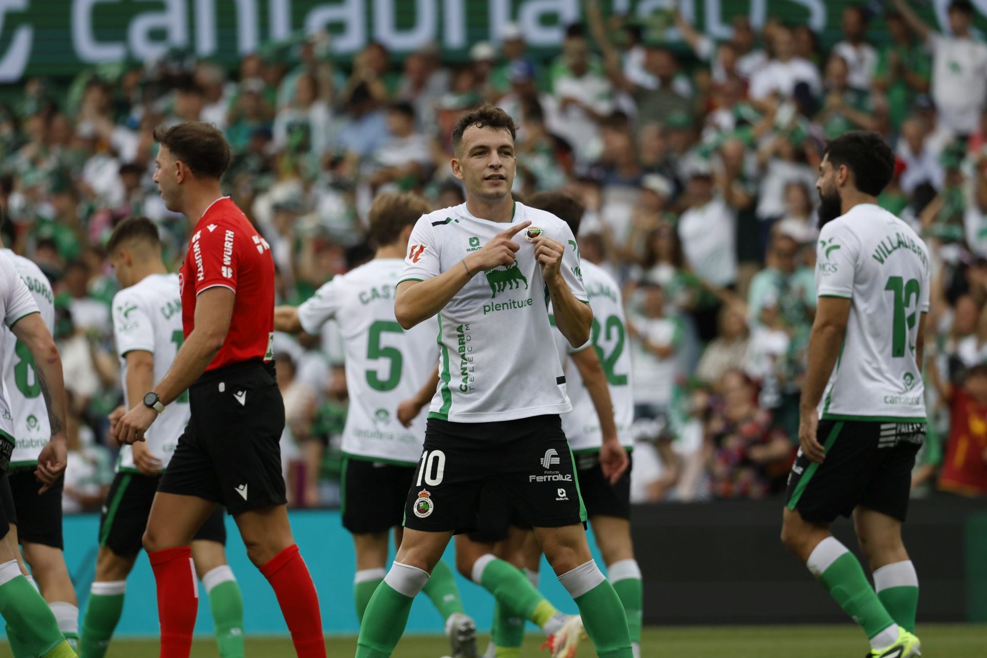 Vicente se señala el escudo tras hacer el su segundo gol
