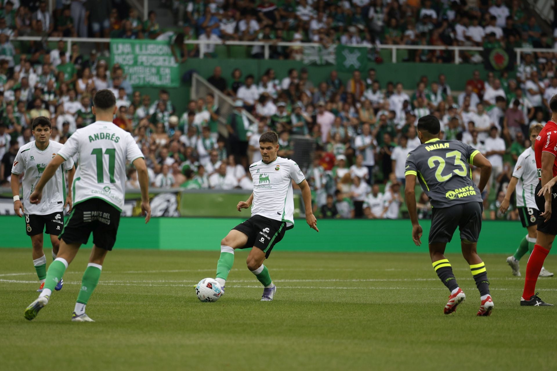 Peio Canales controla el balón en El Sardinero