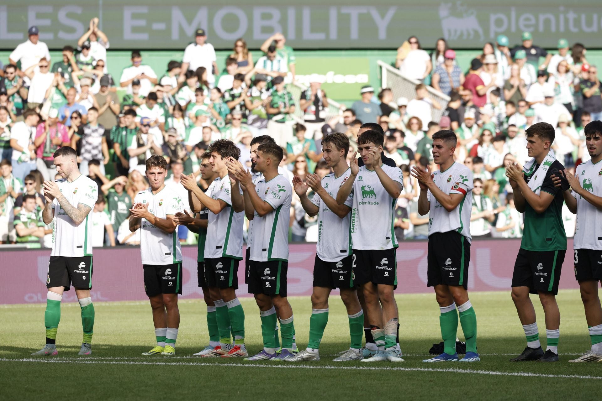 Los jugadores saludan a la Gradona