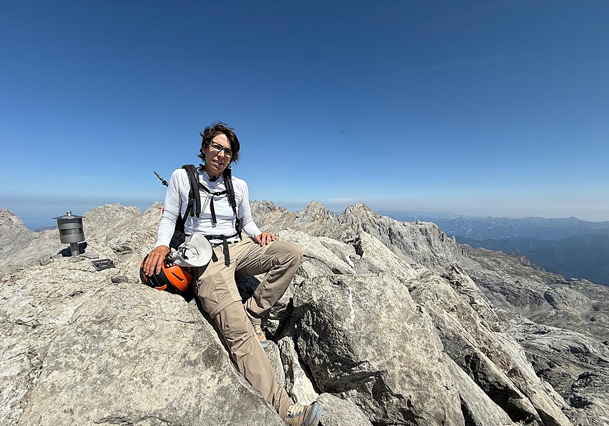 Vanessa Almeida, en el pico Tesorero en Picos de Europa.