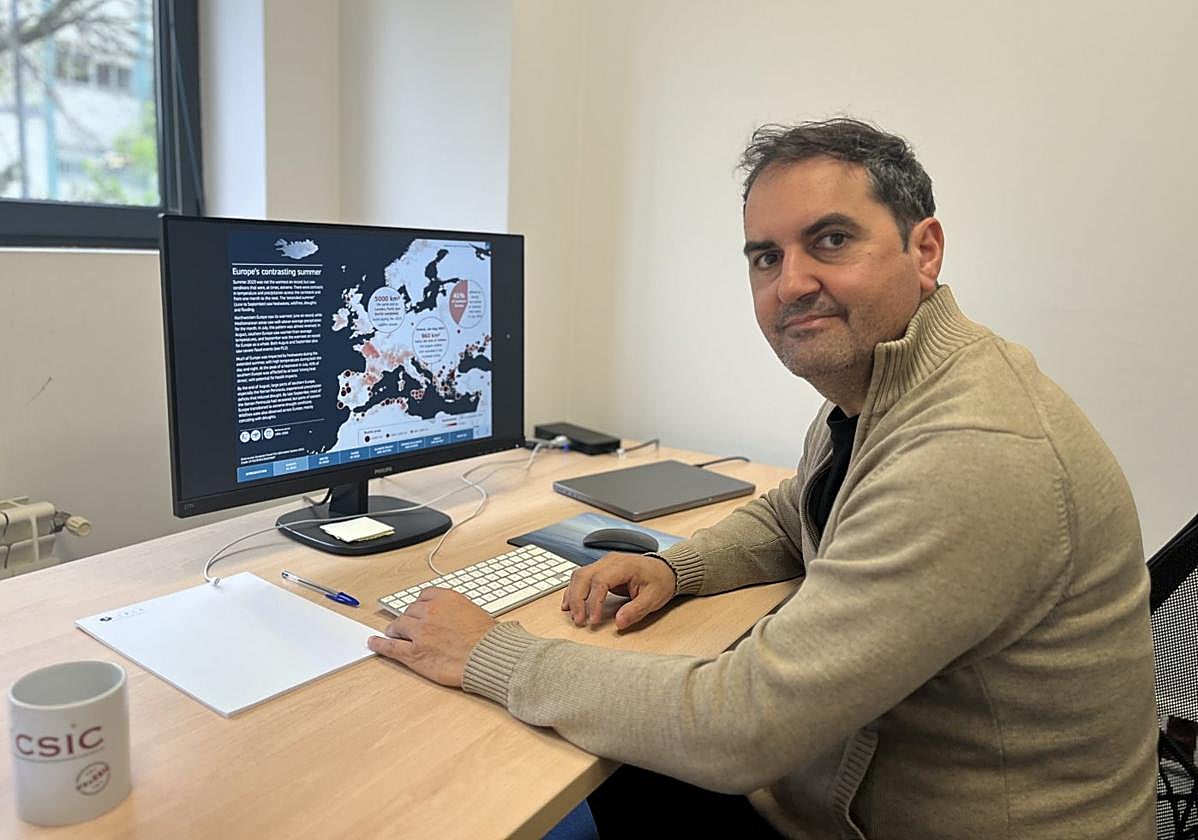 José Manuel Gutiérrez, en su despacho de la Universidad de Cantabria.