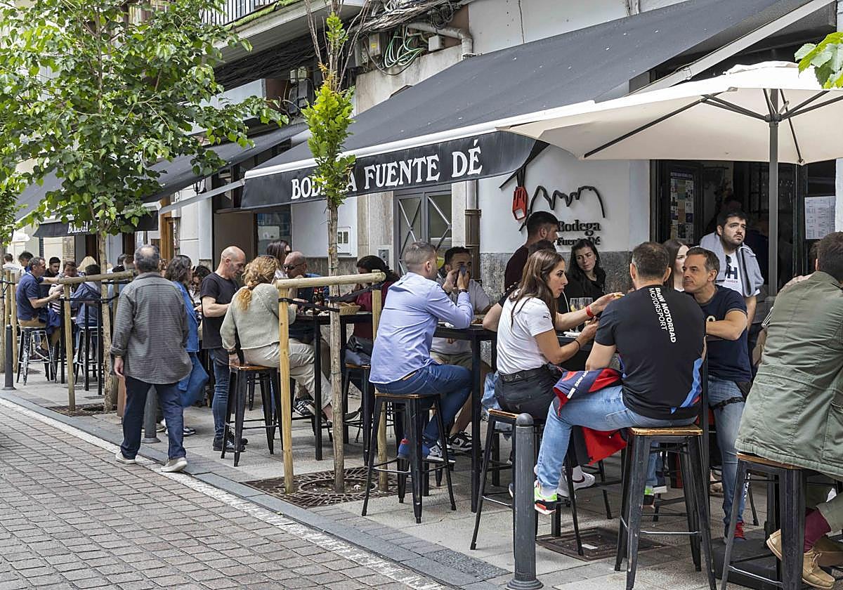 Imagen de ambiente en la zona de hostelería en la calle Peña Herbosa de Santander.