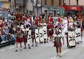 Los romanos toman las calles en el Desfile General de Tribus y Legiones.