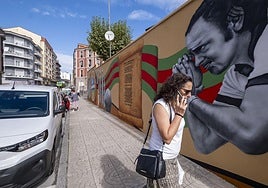 El mural de la peña bolística, terminado a falta de la pared en obras.