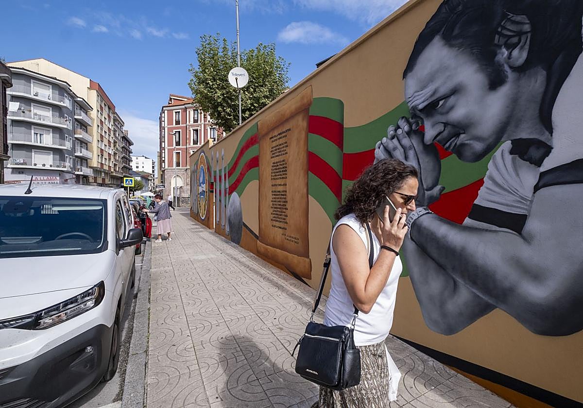 El mural de la peña bolística, terminado a falta de la pared en obras.