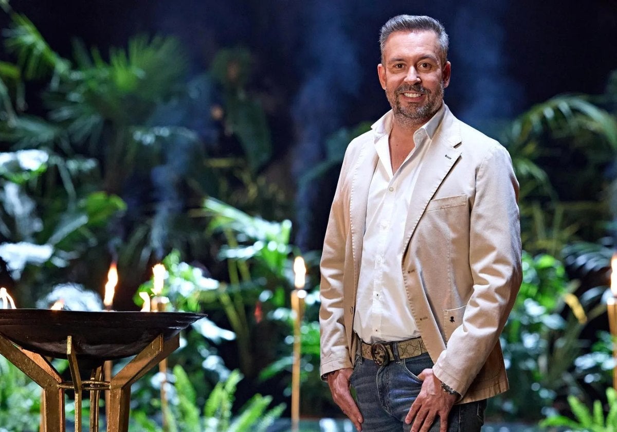 El periodista madrileño y colaborador de 'Fiesta' vuelve a los Cayos Cochinos con la intención de superar nuevos retos: «Me encantaría ganar pruebas y conseguir el collar de líder». En 2024 fue el tercer expulsado tras 31 días de concurso.