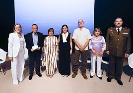 Isabel Urrutia, Alfredo Pérez, María Ángeles Carmona, María José Sáenz de Buruaga, Óscar Robles, Manuela Virginia Caso y Emiliano Blanco Martín, en el acto de entrega de las primeras medallas a la víctimas del terrorismo en Cantabria el pasado mes de junio.
