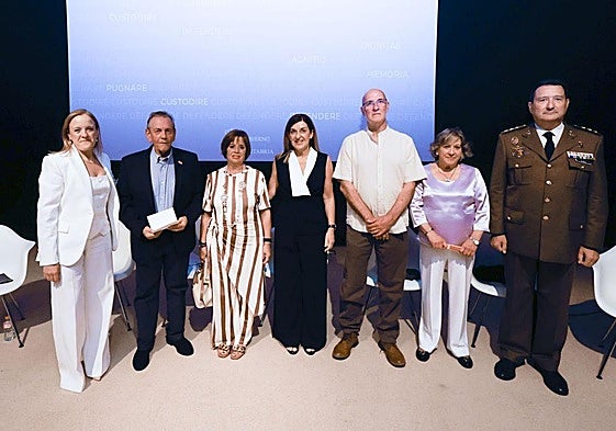 Isabel Urrutia, Alfredo Pérez, María Ángeles Carmona, María José Sáenz de Buruaga, Óscar Robles, Manuela Virginia Caso y Emiliano Blanco Martín, en el acto de entrega de las primeras medallas a la víctimas del terrorismo en Cantabria el pasado mes de junio.