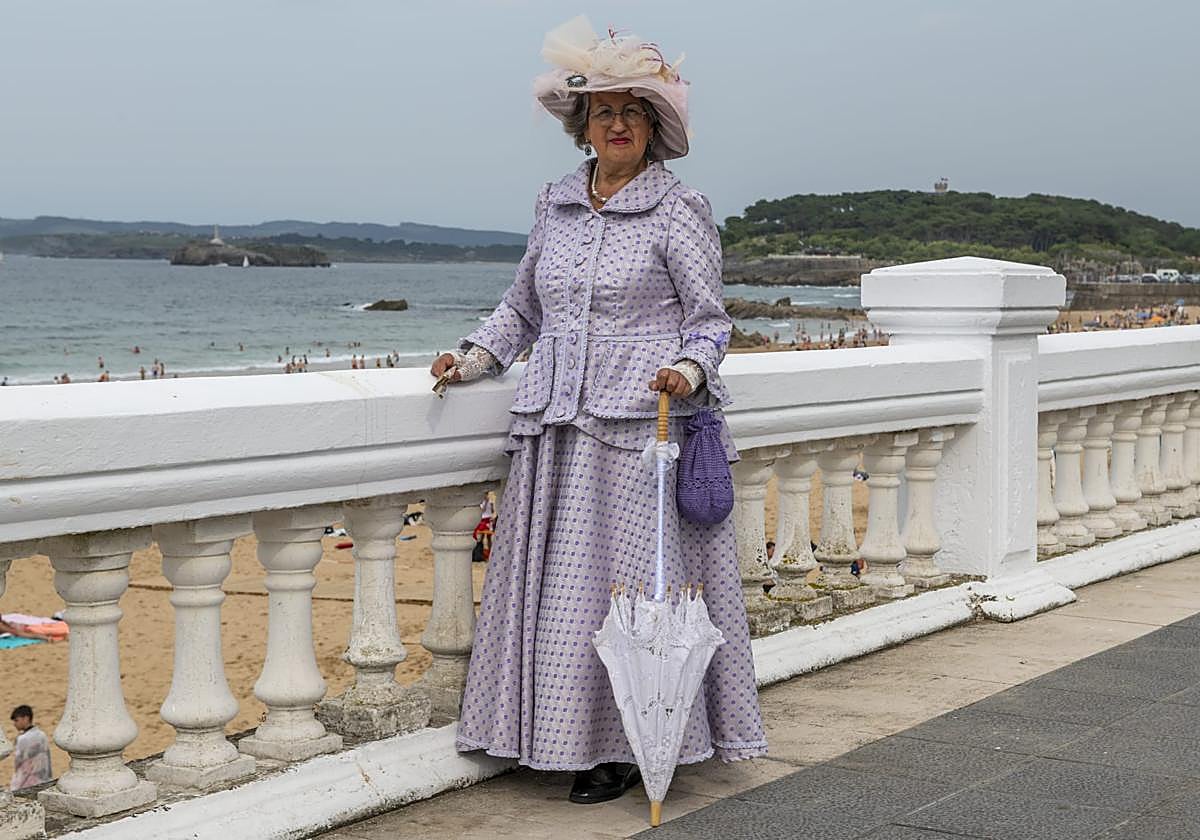 María José, posa vestida de época en el Sardinero.