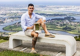 Víctor González posa en Peña Cabarga con la Copa de SM El Rey ganada el pasado viernes en la bolera de Maliaño.