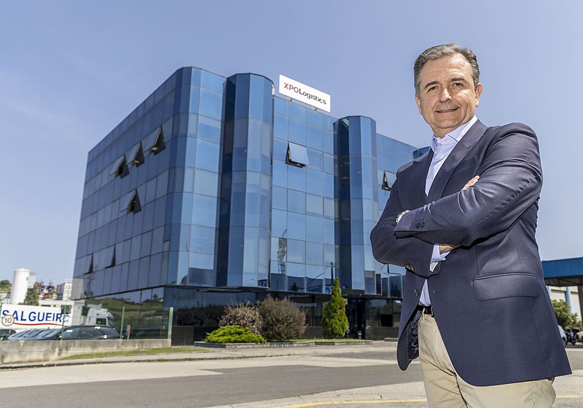 Luis Gómez, en las instalaciones de XPO Logistics en Mercasantander, en 2023.