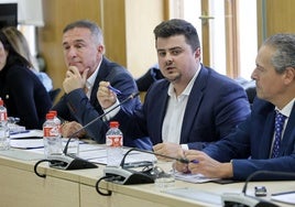 El portavoz del PP de Torrelavega, Miguel Ángel Vargas, en el centro, toma la palabra durante un Pleno municipal.