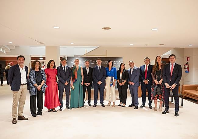 El consejero de Cultura, Luis Martínez Abad, y la alcaldesa de Santander, Gema igual, (en el centro), entre otras autoridades locales y regionales, presidieron la clausura del FIS.