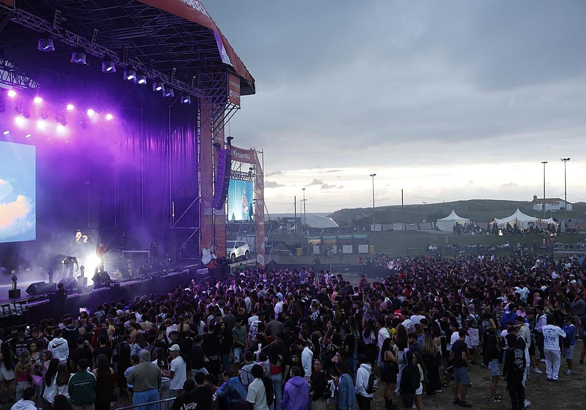 Una multitud de jóvenes disfruta del Negrita Music Festival la tarde del viernes, la primera jornada del evento.