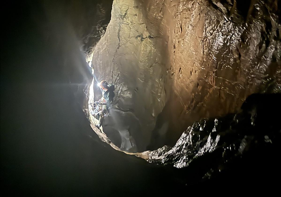 Descenso en una de las cuevas exploradas