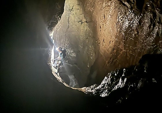 Descenso en una de las cuevas exploradas