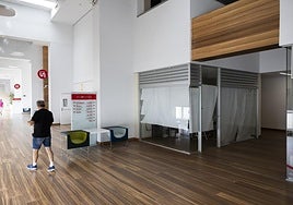 Obras en el local de la galería comercial de Valdecilla que acogerá la panadería Lasunción.