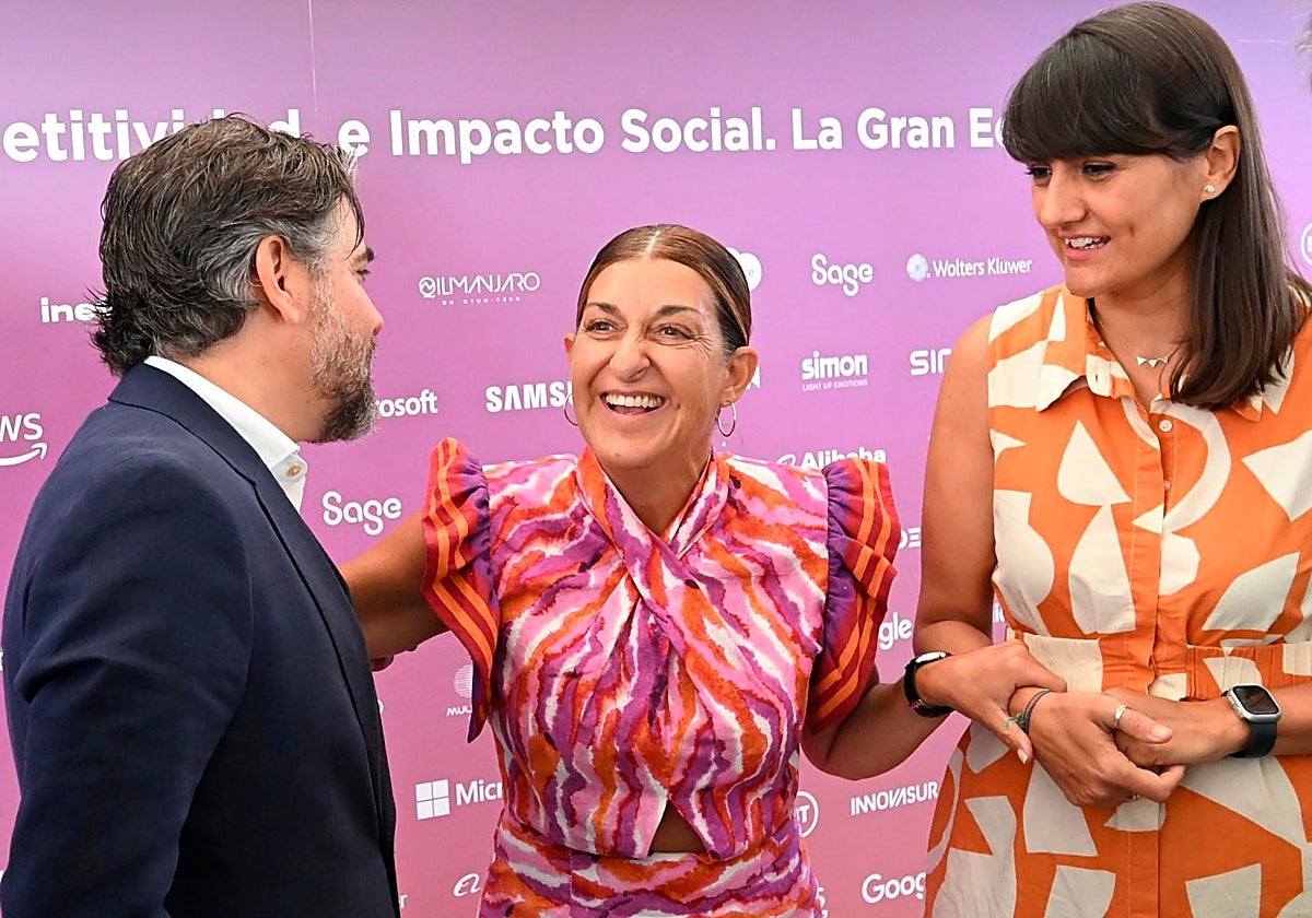 El CEO de Banco Santander, Ignacio Juliá; la presidenta de Cantabria, María José Buruaga; y la secretaria de Estado de Digitalización, María Gondález.