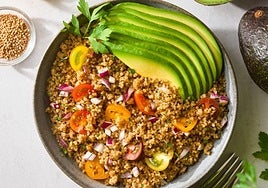Ensalada de quinoa con aguacate.