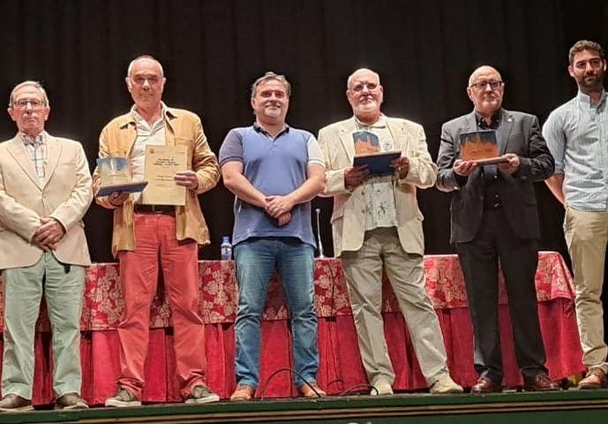Las autoridades con los galardonados y varios miembros del jurado.