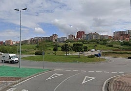 Rotonda de la avenida de la Constitución, confluencia con la calle Antonio de la Dehesa.